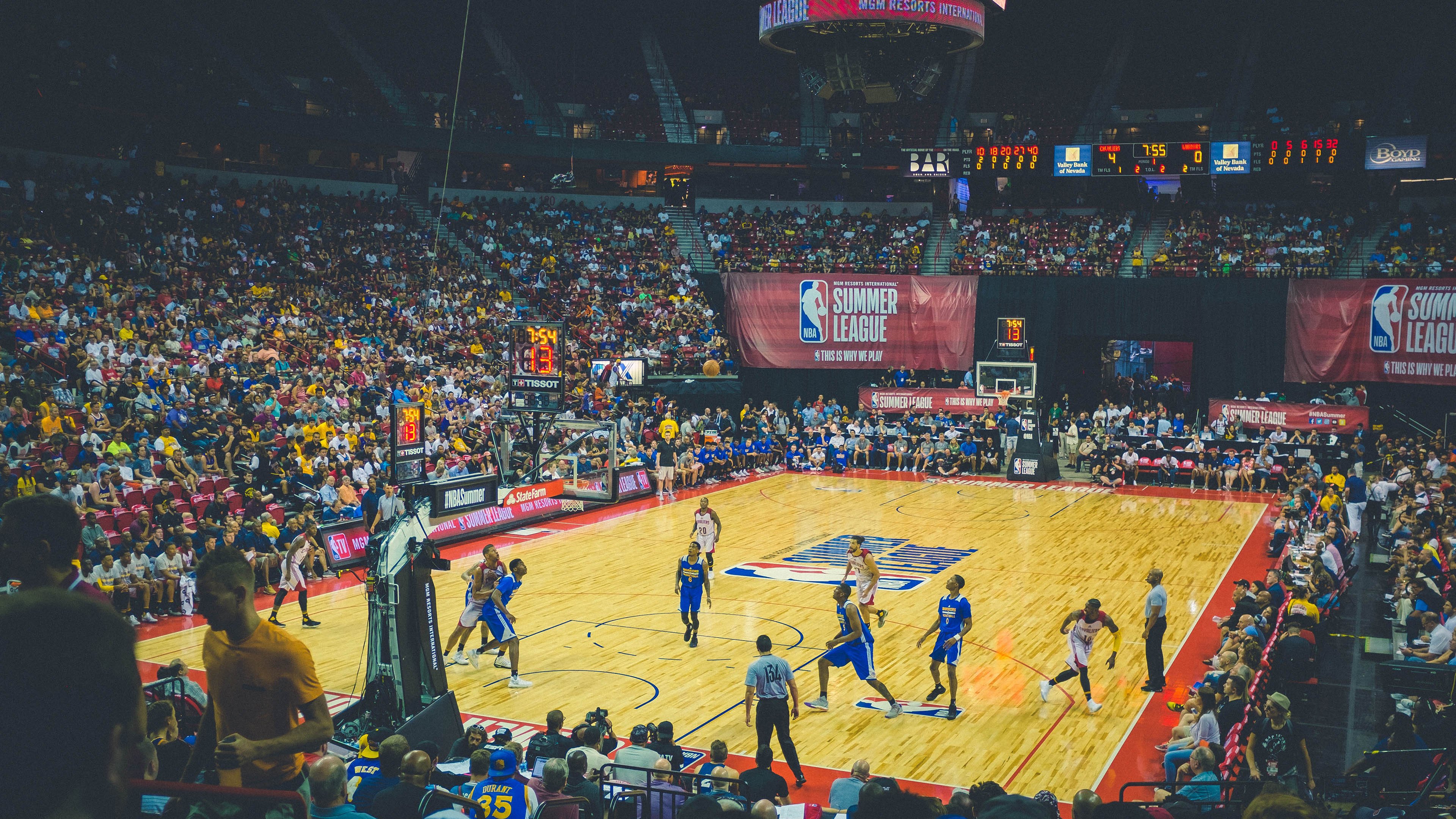 哈登表现不稳定，球队进攻端受限，哈登的进攻