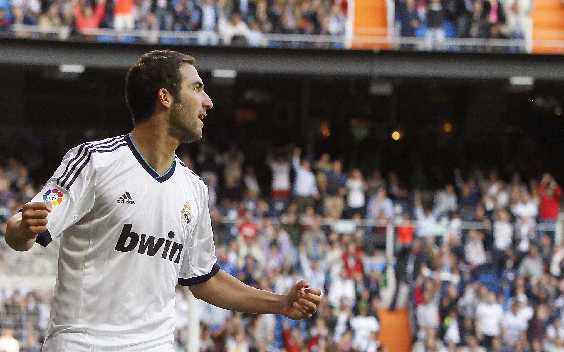 比赛中球队展现出团结互助的精神，球队团结的话